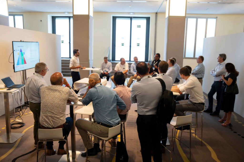 Fotografía del evento de Team Building de Legrand en Westing Palace, Madrid. Conversaciones instructivas.