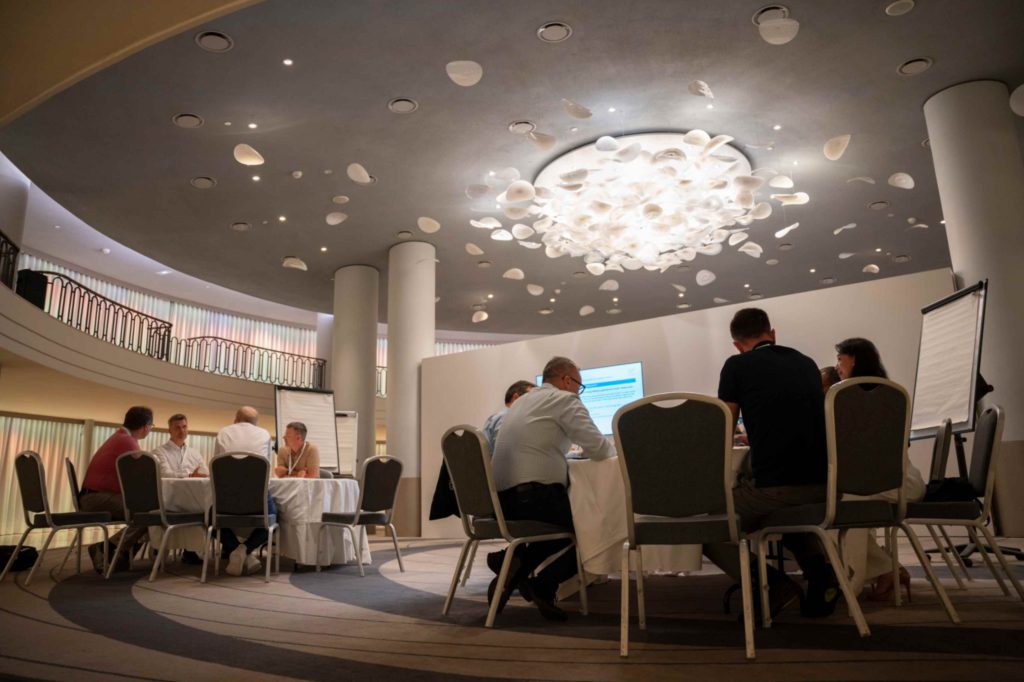Fotografía del evento de Team Building de Legrand en Westing Palace, Madrid. Ejercicios para conectar.