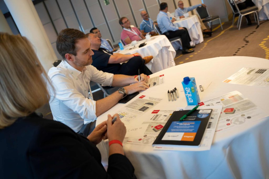 Fotografía del evento de Team Building de Legrand en Westing Palace, Madrid. Ejercicios para conectar.