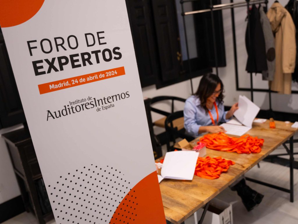 Fotografía del evento en Madrid del Instituto de Auditores internos. Sala de bienvenida.