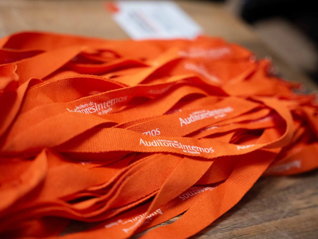 Fotografía del evento en Madrid del Instituto de Auditores internos. Detalle acreditaciones.