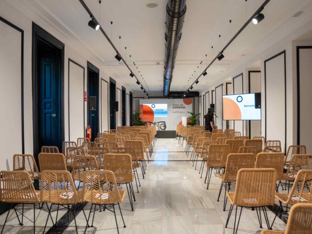 Fotografía del evento en Madrid del Instituto de Auditores internos. Sala preparada para el evento.