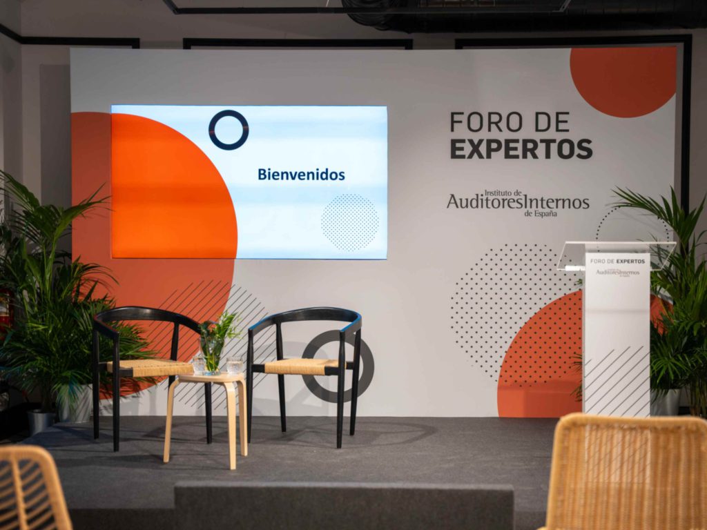 Fotografía del evento en Madrid del Instituto de Auditores internos. Escenario preparado para el evento.