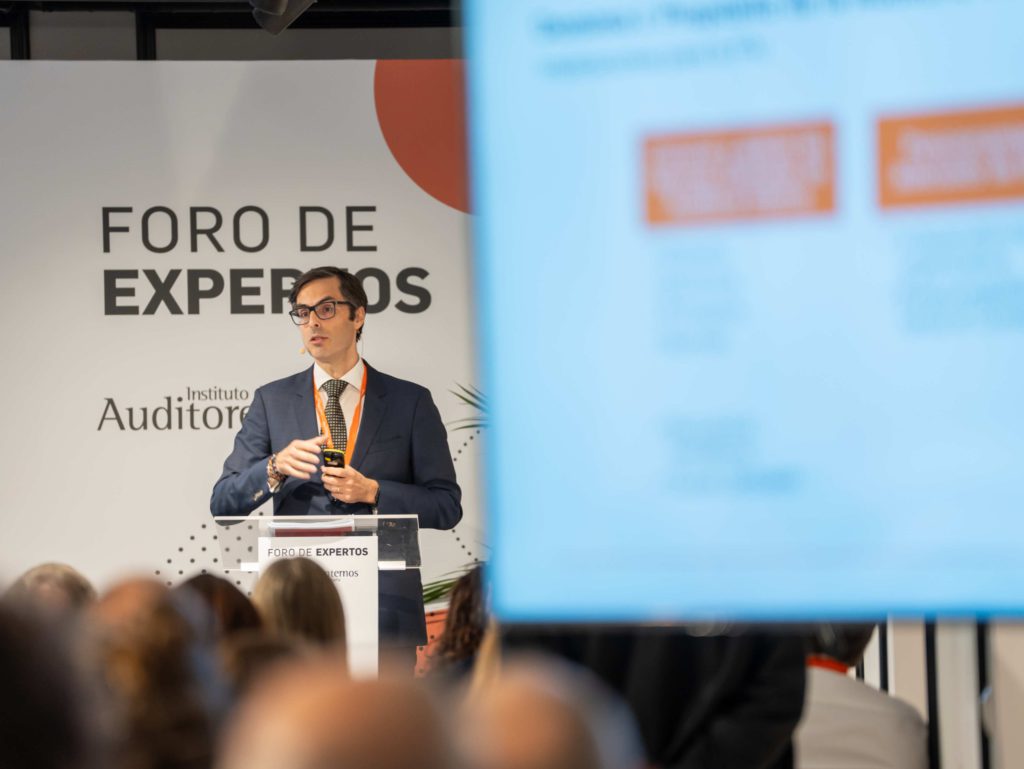 Fotografía del evento en Madrid del Instituto de Auditores internos. Ponente.