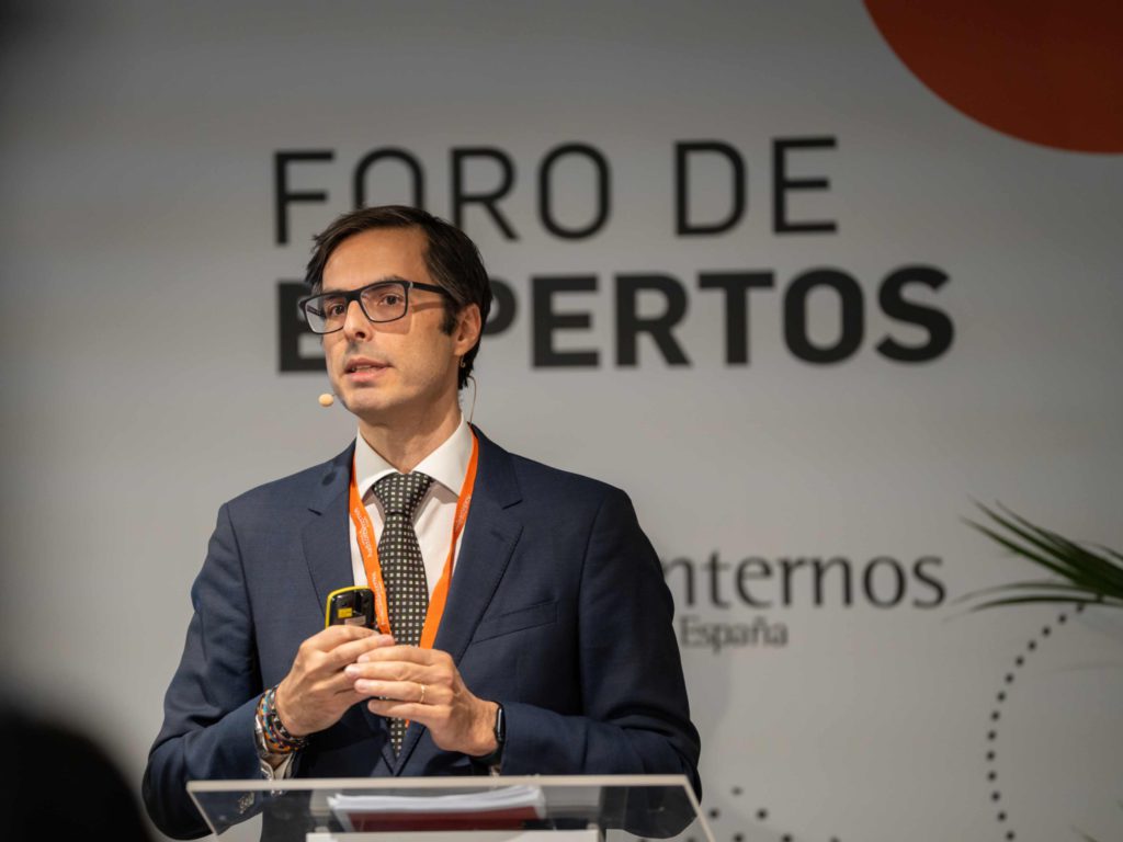 Fotografía del evento en Madrid del Instituto de Auditores internos. Ponente de cerca.