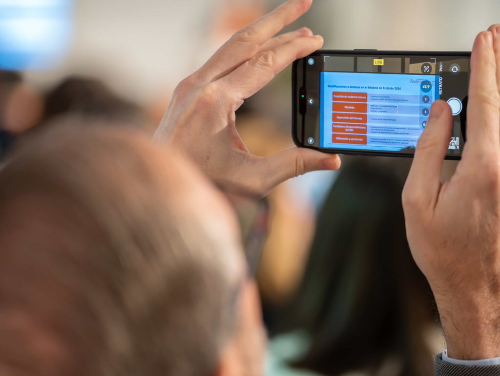Fotografía del evento en Madrid del Instituto de Auditores internos. Tomando fotografía.