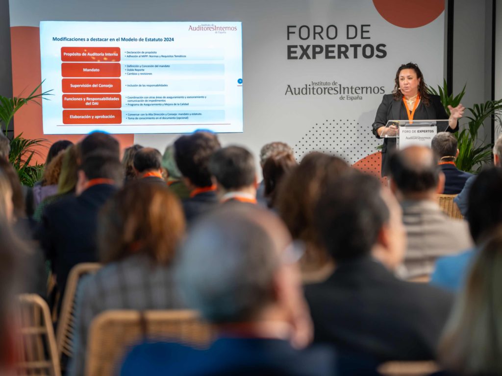 Fotografía del evento en Madrid del Instituto de Auditores internos. Discurso.