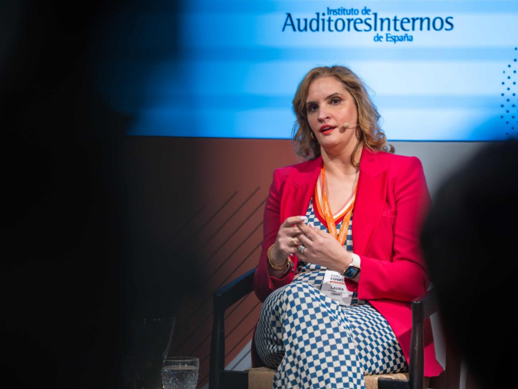 Fotografía del evento en Madrid del Instituto de Auditores internos. Discurso de debate.