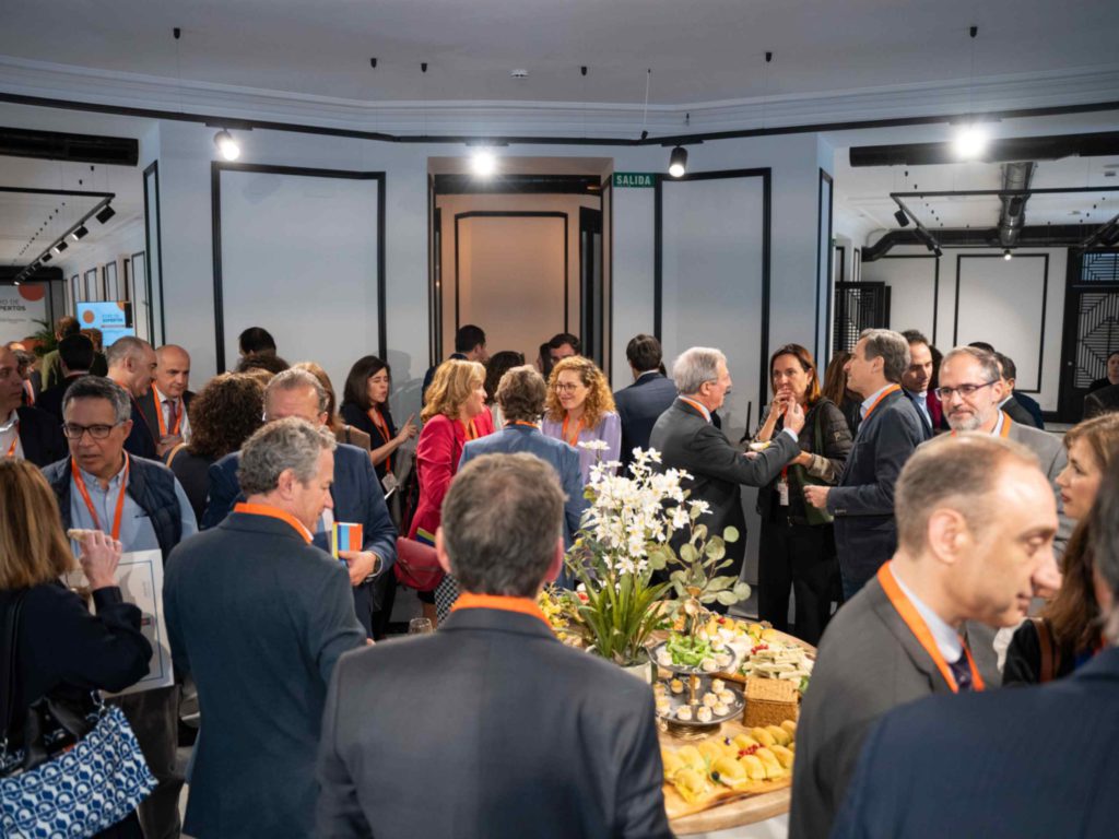 Fotografía del evento en Madrid del Instituto de Auditores internos. Cocktail. y reunión.