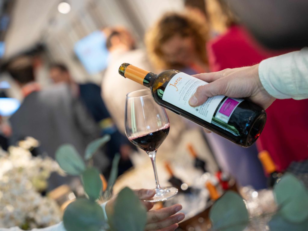 Fotografía del evento en Madrid del Instituto de Auditores internos. Reunión y vino.