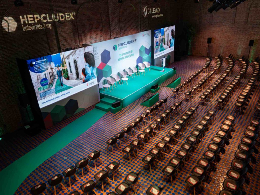 Fotografía del evento en Madrid de Gilead. Sala preparada desde arriba.