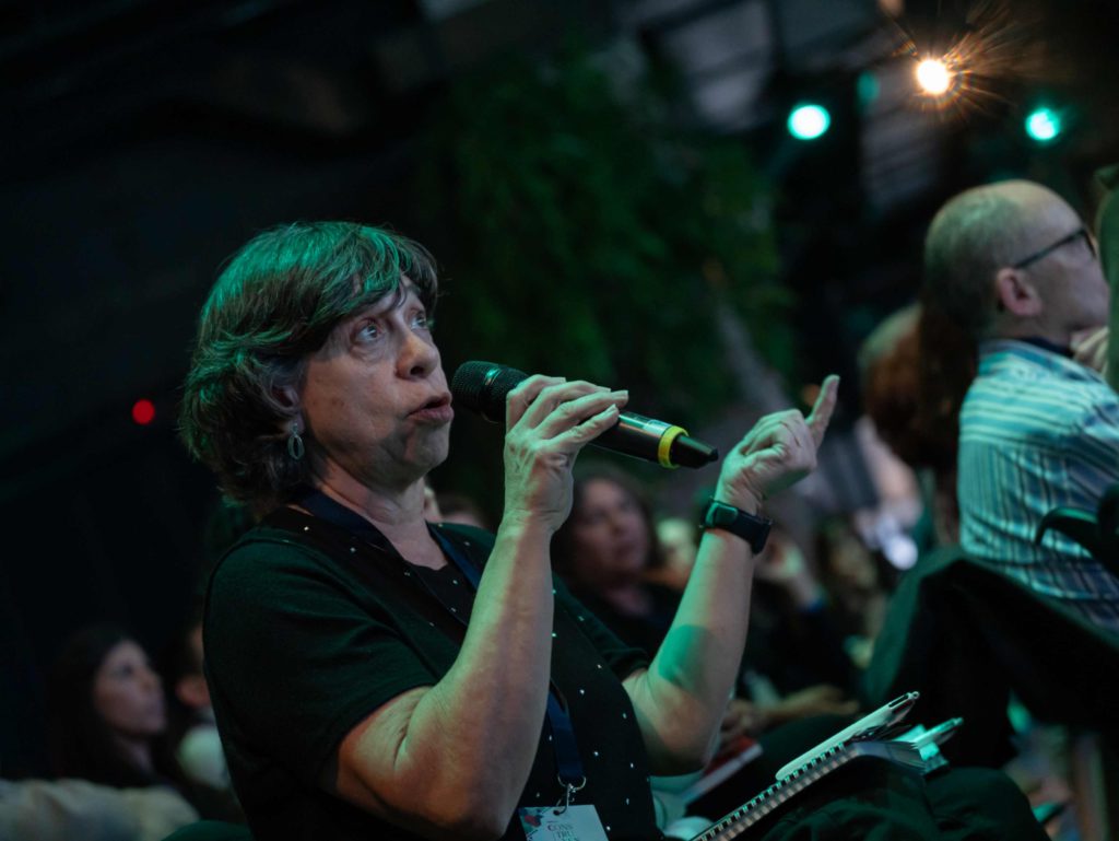 Fotografía del evento en Madrid de Gilead. Pregunta.