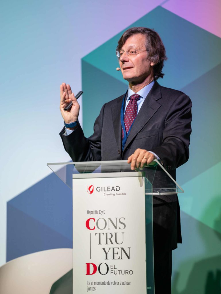 Fotografía del evento en Madrid de Gilead. Discurso cerca.