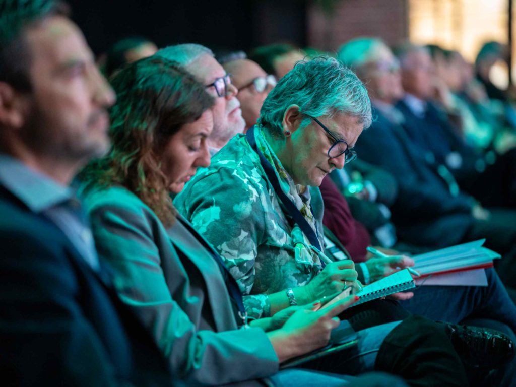Fotografía del evento en Madrid de Gilead. Público tomando aputes.