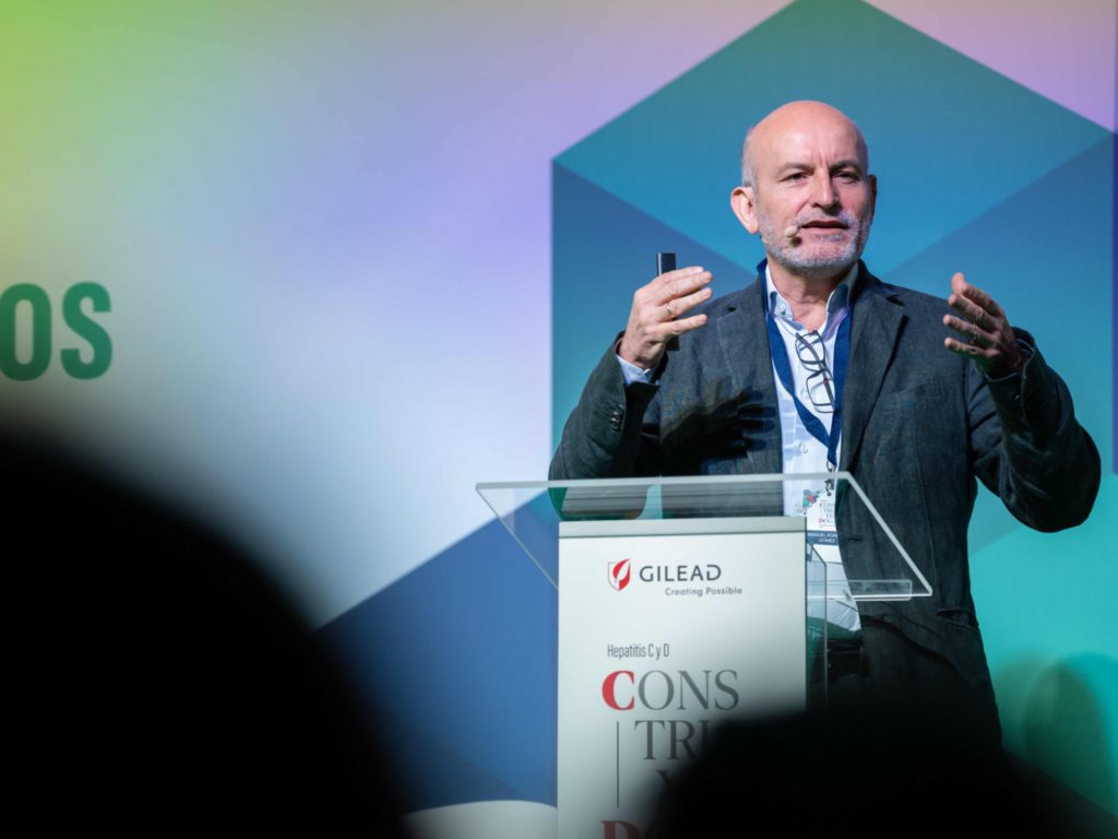 Fotografía del evento en Madrid de Gilead. Presentador.