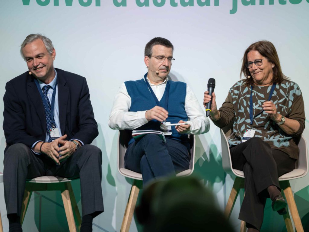 Fotografía del evento en Madrid de Gilead. Charla y risas.