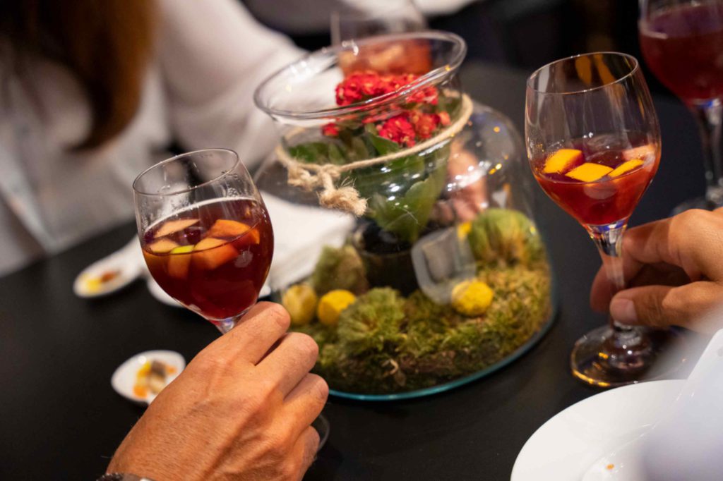 Ejemplo de Fotografía de Evento en Madrid para la marca francesa Legrand en el Hotel Westing Palace de Madrid en donde se refleja la cena con espectáculo.