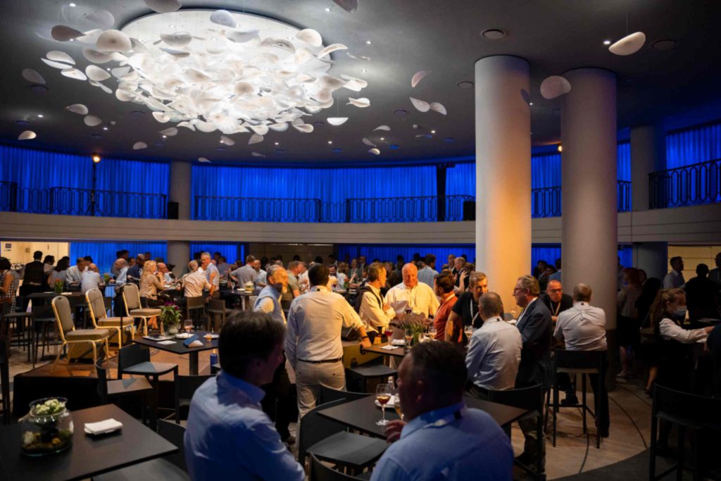 Ejemplo de Fotografía de Evento en Madrid para la marca francesa Legrand en el Hotel Westing Palace de Madrid en donde se refleja la cena con espectáculo.