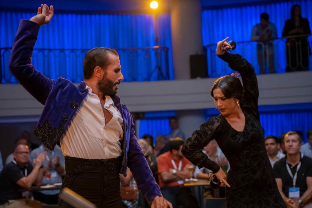 Ejemplo de Fotografía de Evento en Madrid para la marca francesa Legrand en el Hotel Westing Palace de Madrid en donde se refleja la cena con espectáculo.
