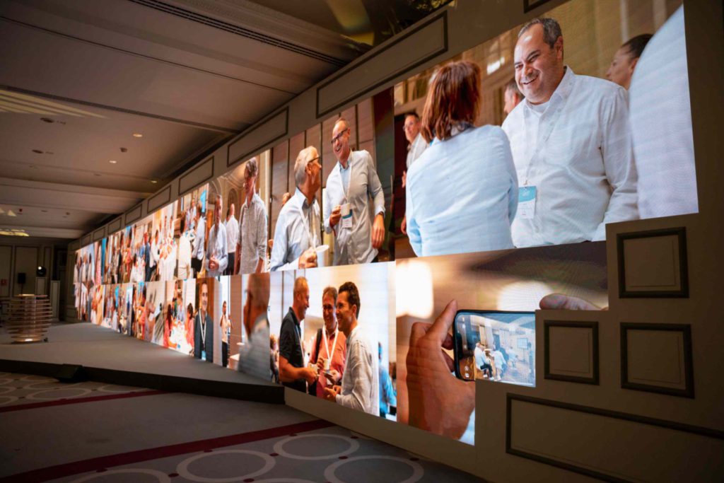 Fotografía de Evento en Madrid para la marca francesa Legrand en el Hotel Westing Palace de Madrid dónde se aprecia el tamaño de la pantalla LED exponiendo fotos realizadas por nosotros