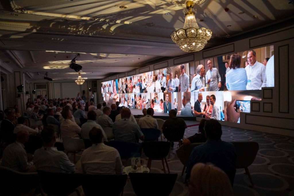 Fotografía de Evento en Madrid para la marca francesa Legrand en el Hotel Westing Palace de Madrid dónde se aprecia el tamaño de la sala