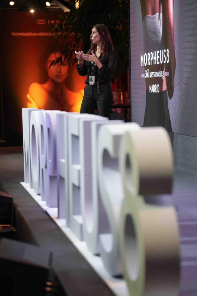 Fotografía de evento en Madrid - Inmoda -ponente con cartel